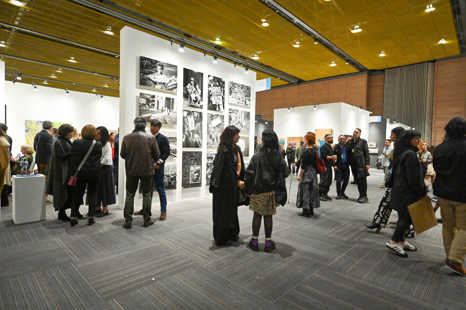Die Aufnahmen von Jesús Abad Colorado am Stand der Galerie El Museo fokussieren auf die erzwungene Binnenvertreibung in Kolumbien, die Narben des Konflikts und die Verbrechen gegen die Menschlichkeit