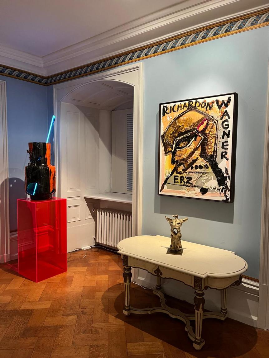 Installationsansicht "Kwadrat Royal" mit Werken von Anselm Reyle (links) und Jonathan Meese