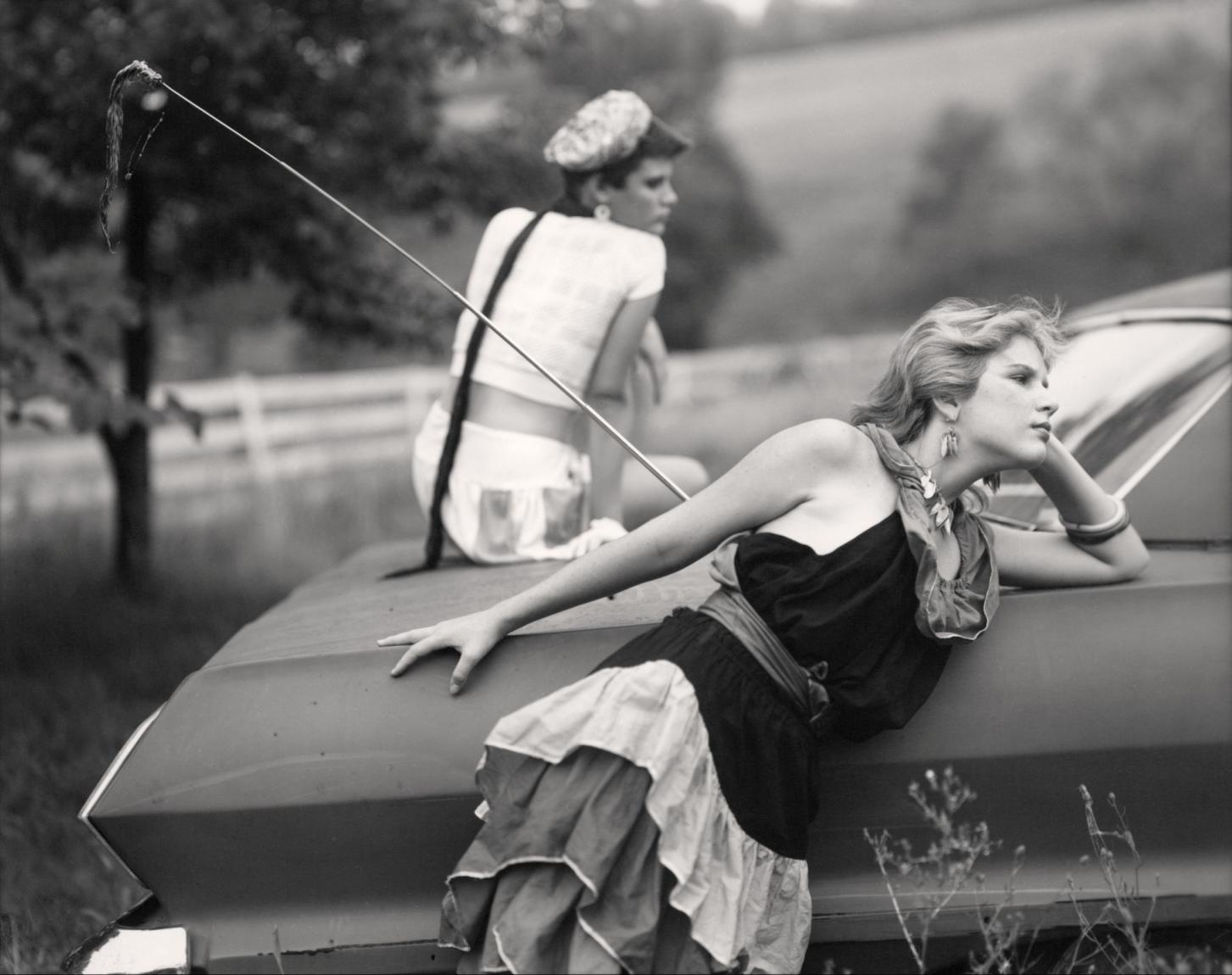 Sally Mann "Lisa and Jenny on a car (At Twelve)", 1983-1985, zu sehen auf der Photo Paris