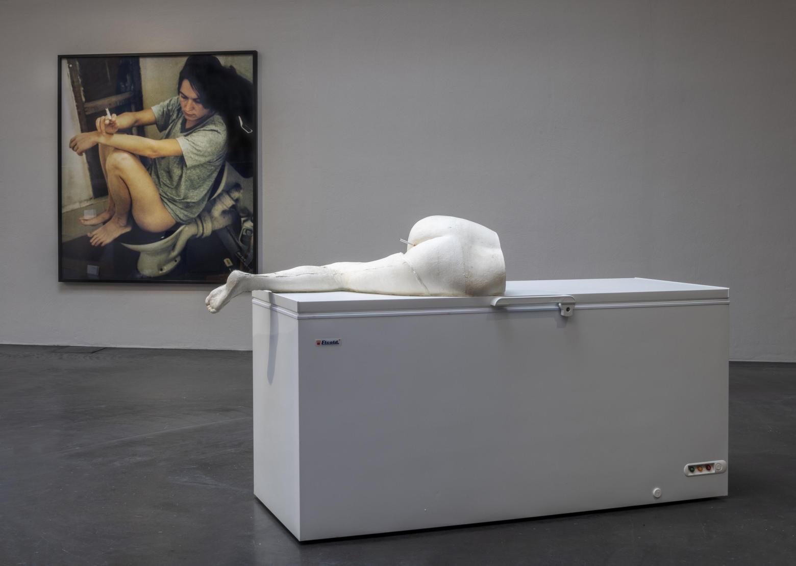 Sarah Lucas "Human Toilet Revisited", 1998 (hinten) und "Margot", 2015, zu sehen im Kiasma, Helsinki, bis Januar 2026