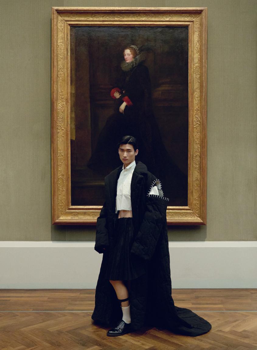 Fotoshooting mit einem Modeentwurf von Alexander Gigl für die Zeitschrift "Achtung" anlässlich des Berliner Salons in der Gemäldegalerie 2025, vor einem Gemälde von Anton van Dyck (Detail)