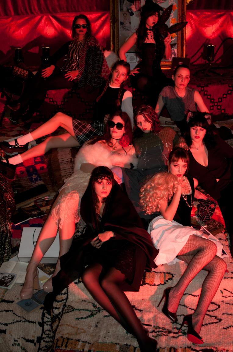 Angel Chair: Mara Aiko, Maria Klein Araya, Olga Cerkasova, Anna Gien (Mitte, mit Sonnenbrille), Sophie Gohla, Maansi Jain, Lija Novruzova, Anja Rudzinski, Sophie Stein