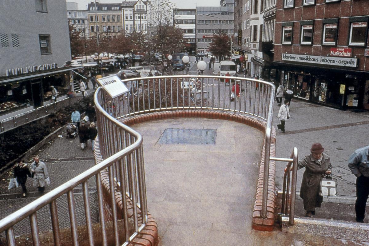 Das "Monument gegen Faschismus" nach der letzten Absenkung