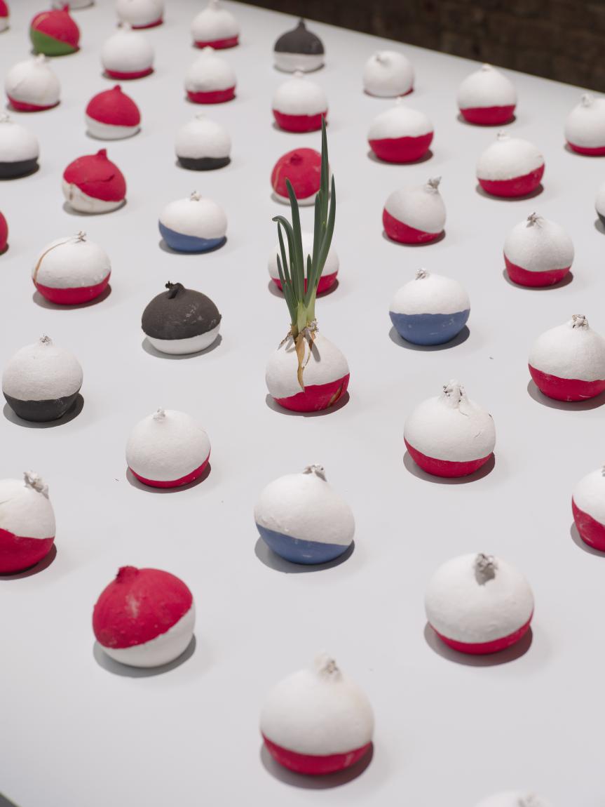 Pope.L "Polis or the Garden or Human Nature in Action", 1998/2015, Installationsansicht Palais de Tokyo, Paris, 2026