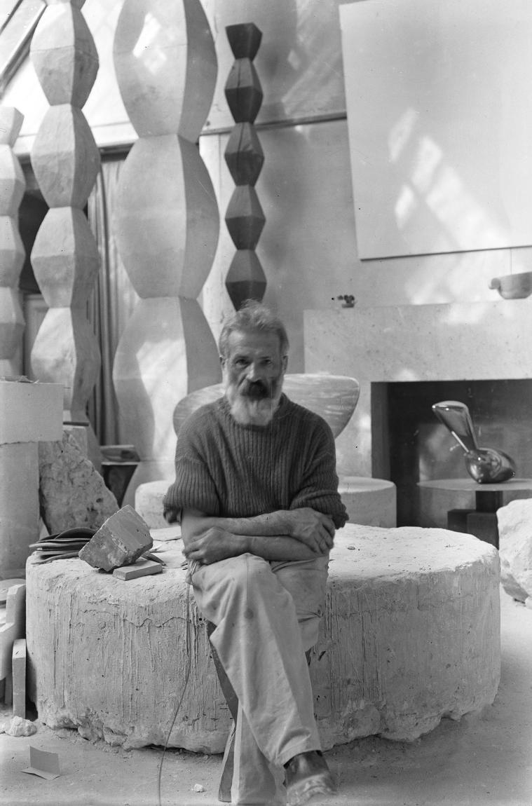 Selbstporträt von Brancusi in seinem Atelier, um 1934