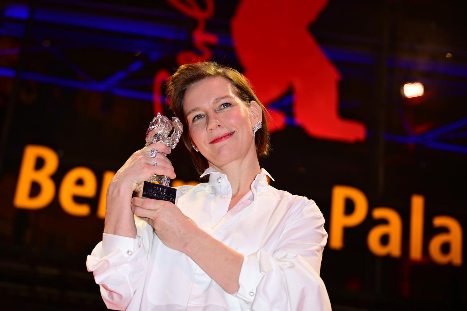Sandra Hüller zeigt ihre Auszeichnung, den Silbernen Bären für die beste schauspielerische Leistung in einer Hauptrolle im Film "Rose"