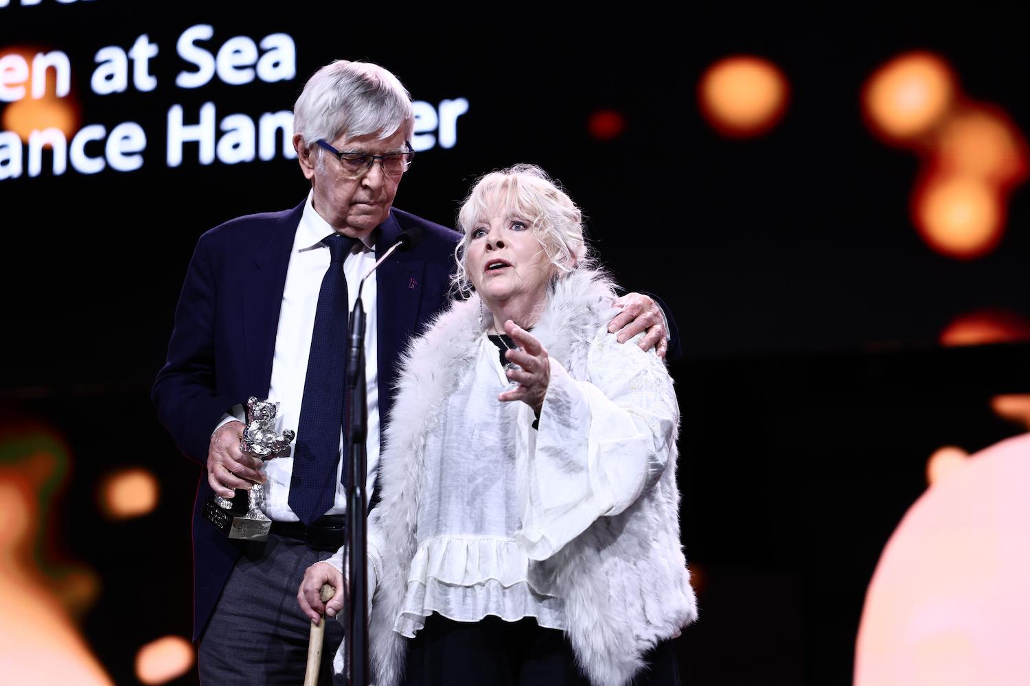 Tom Courtenay und Anna Calder-Marshall erhalten den Silbernen Bären für die beste schauspielerische Leistung in einer Nebenrolle
