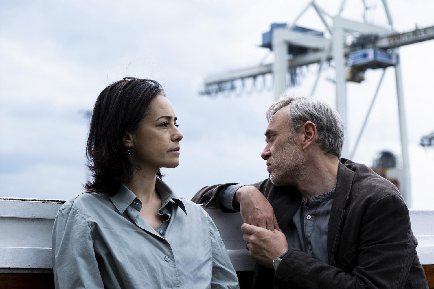 Die Schauspieler Özgü Namal (l) und Tansu Biçer im Film "Gelbe Briefe" des Regisseurs İlker Çatak