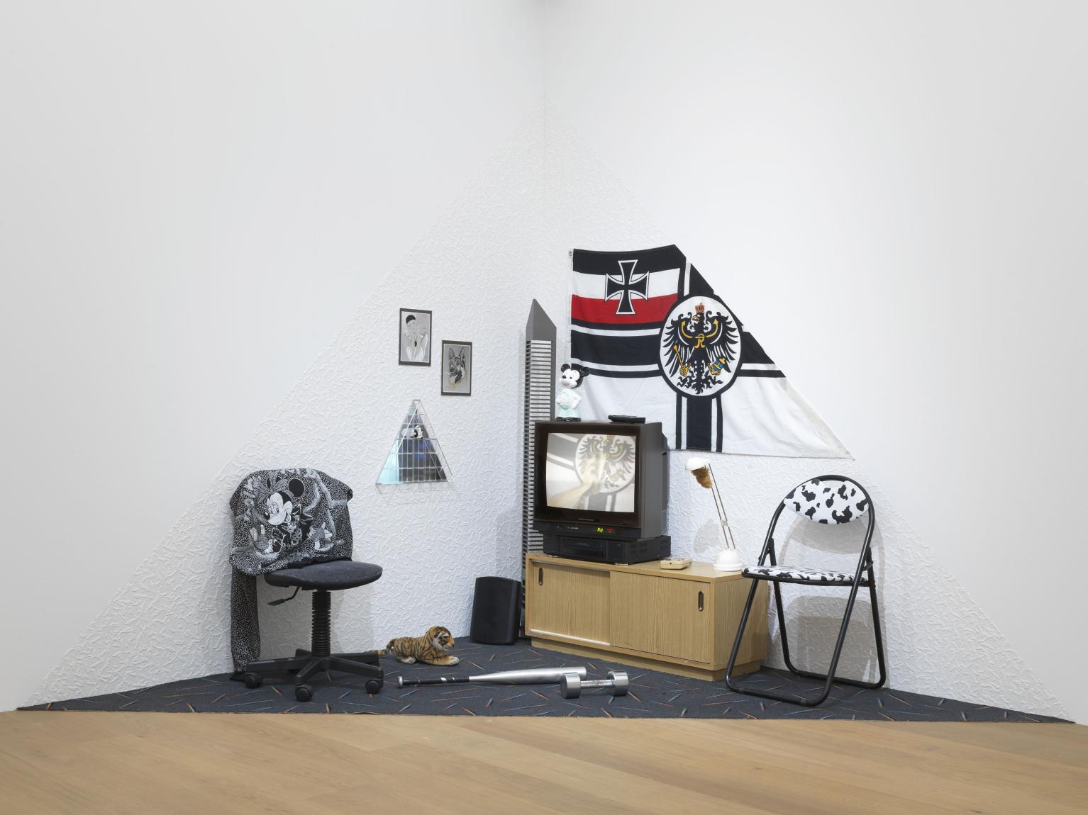 Henrike Naumann "Triangular Stories (Amnesia & Terror)", Detail, 2012, Installationsansicht der Ausstellung "Wohnkomplex. Kunst und Leben im Plattenbau", DAS MINSK Kunsthaus in Potsdam 2025