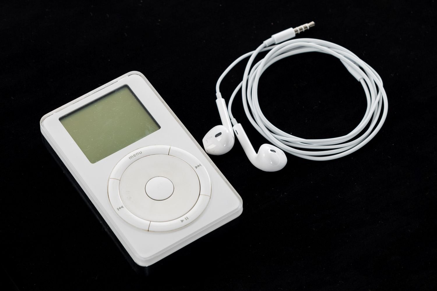 Produktfoto: Weißer iPod mit weißen Ohrhörern auf schwarzem Hintergrund