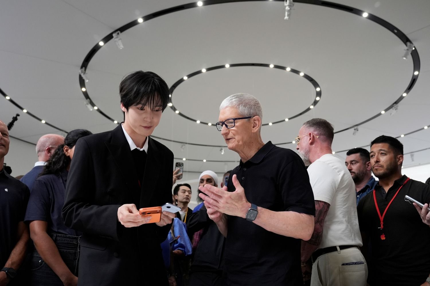 Tim Cook präsentiert im September 2025 im Apple Park die neuen iPhones
