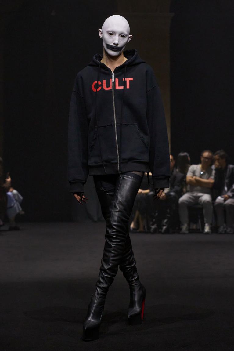 Matières Fécales, Hoodie mit Aufdruck "Cult" aus dem zweiten Teil der Show, Paris Fashion Week, 2026