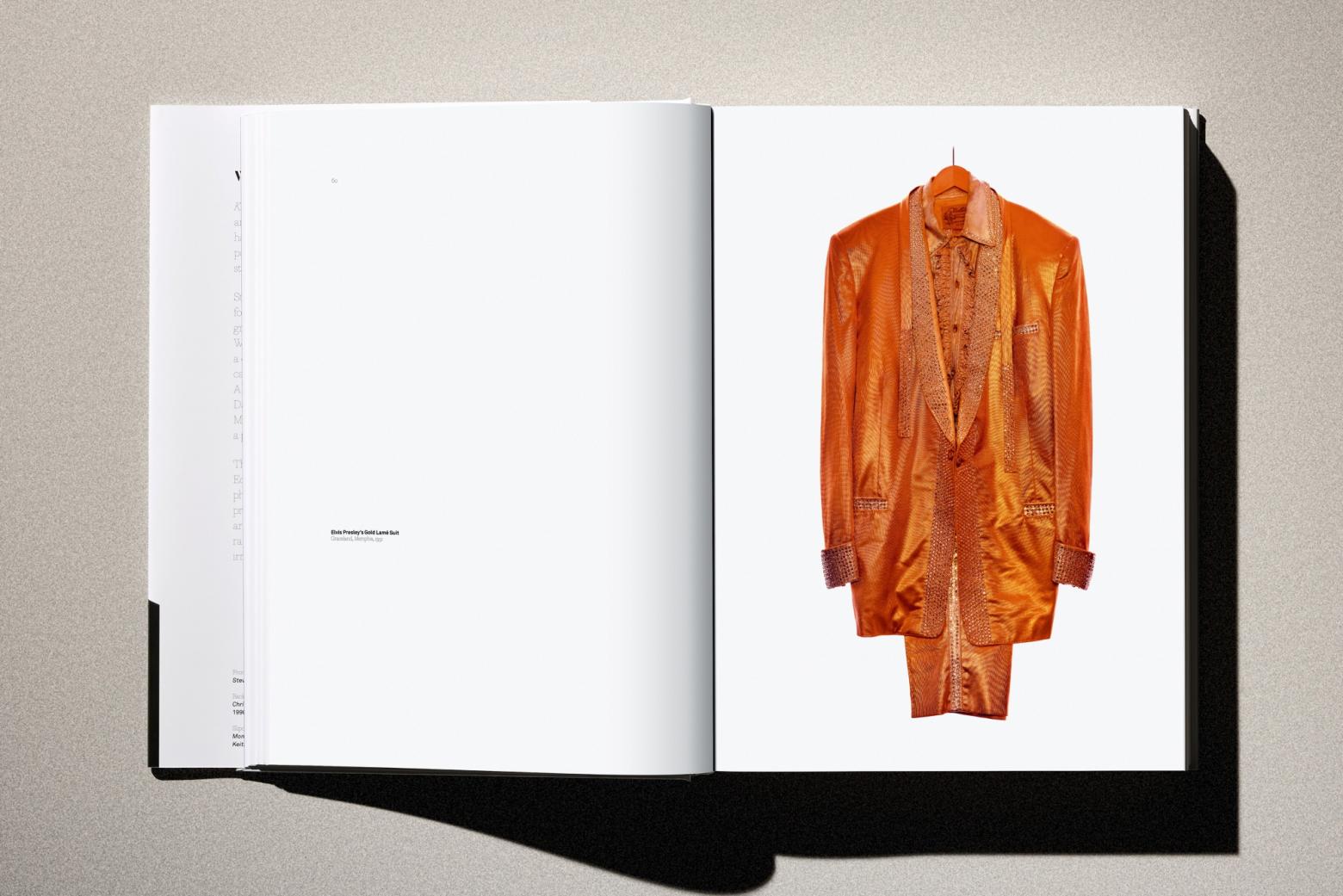 Albert Watsons Fotografie des goldenen Anzugs von Elvis Presley, im Fotobuch KAOS