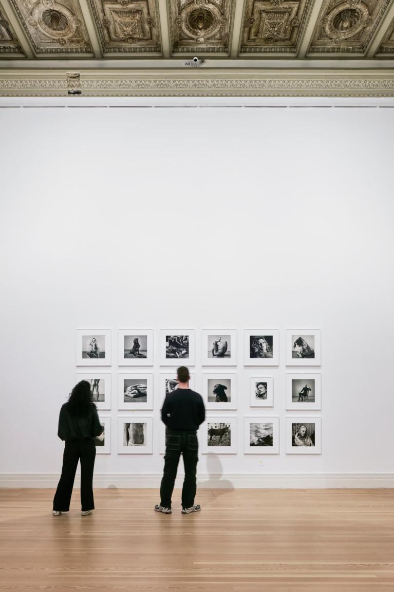 Peter Hujar / Liz Deschenes "Persistence of Vision", Installationsansicht, Gropius Bau, 2026