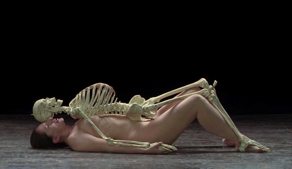 Marina Abramović "Nude with Skeleton", Performance für Video, Belgrad, 2002–05