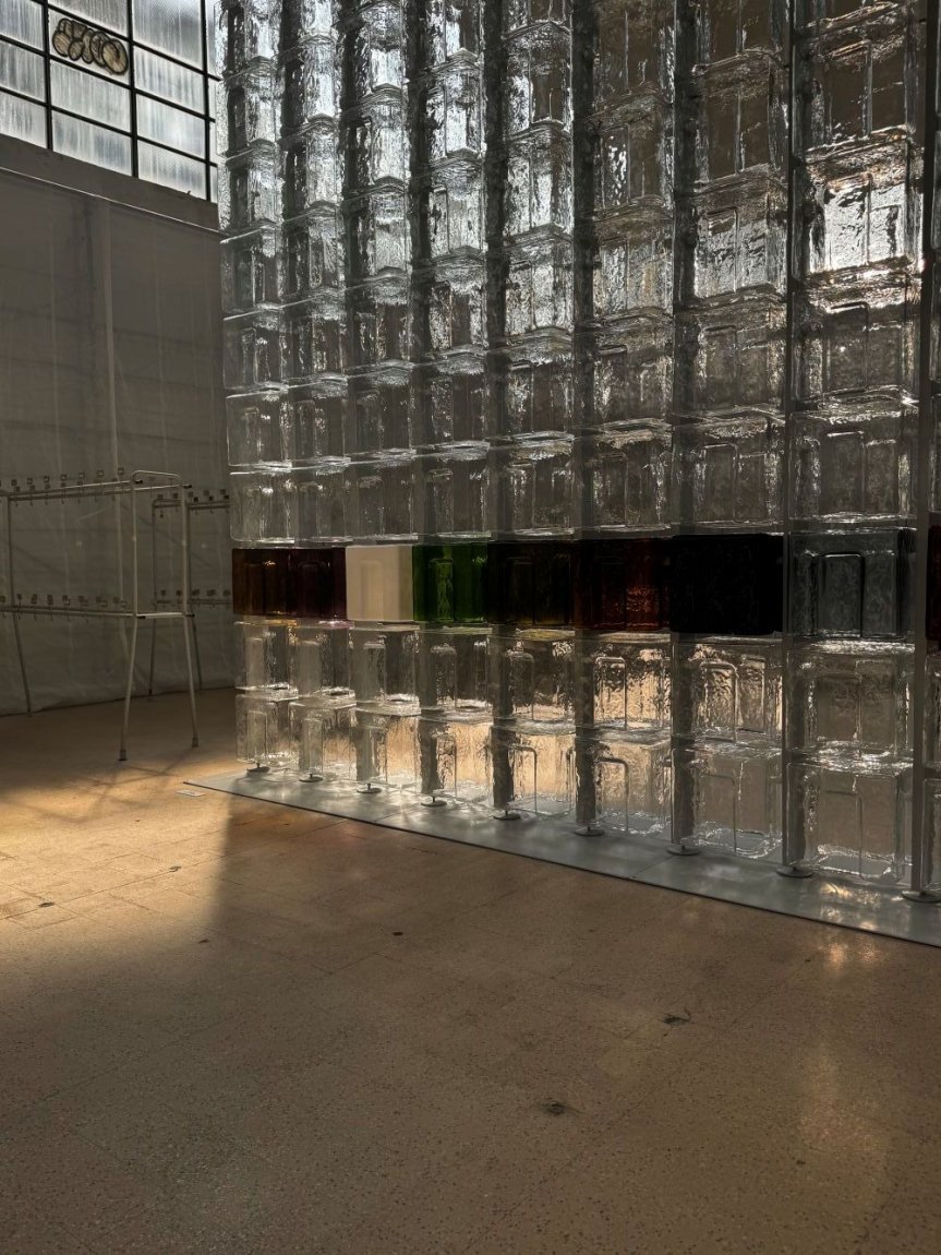 Installationsansicht: raumhohe Wand aus klaren Glasbausteinen mit mittigem Farbband, Galerie.
