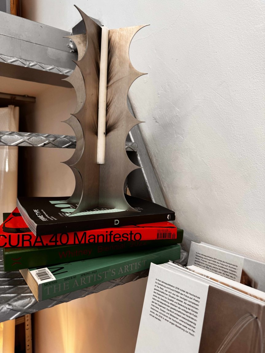 Neben Büchern als Ausstellungsdeko gab es viel zu entdecken bei "a moment of absence": hier der Kerzenhalter von Heiko Bauer mit Rußmuster