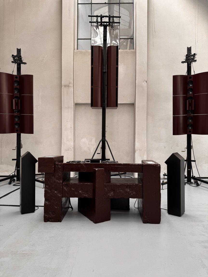 Geht nur mit hohen Decken: das DJ-Pult von Yont Studio und die Lautsprecher von New Fidelity