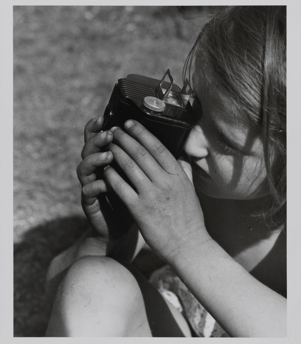Lucia Moholy "Mädchen mit Kamera beim Fotografieren", um 1929
