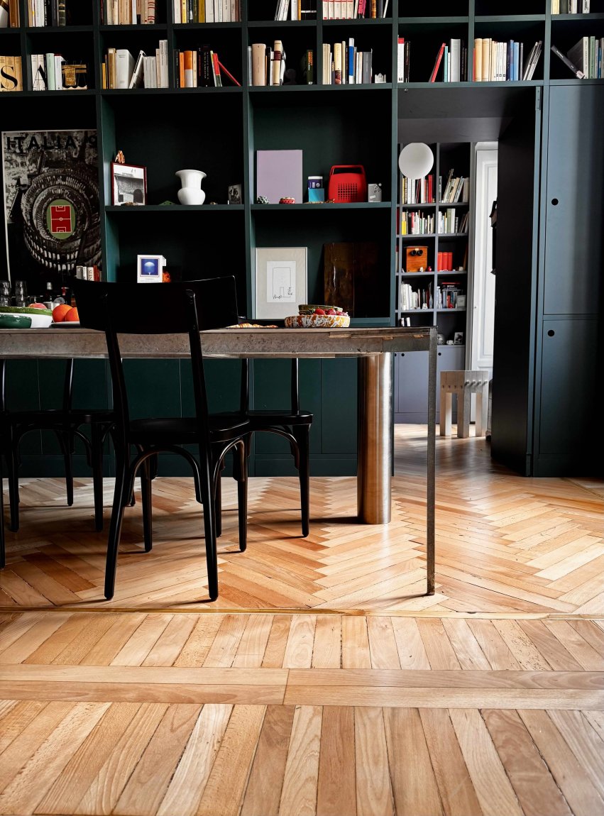 Ein Tisch in einer Wohnung