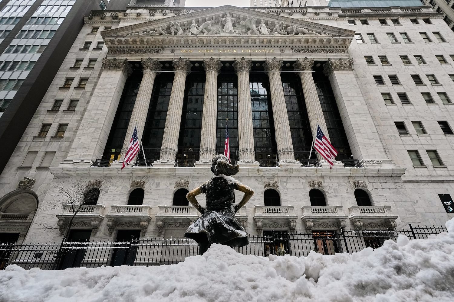 Kristen Visbal, Fearless Girl, lebensgroße Bronzeskulptur vor der NYSE, Schnee im Vordergrund