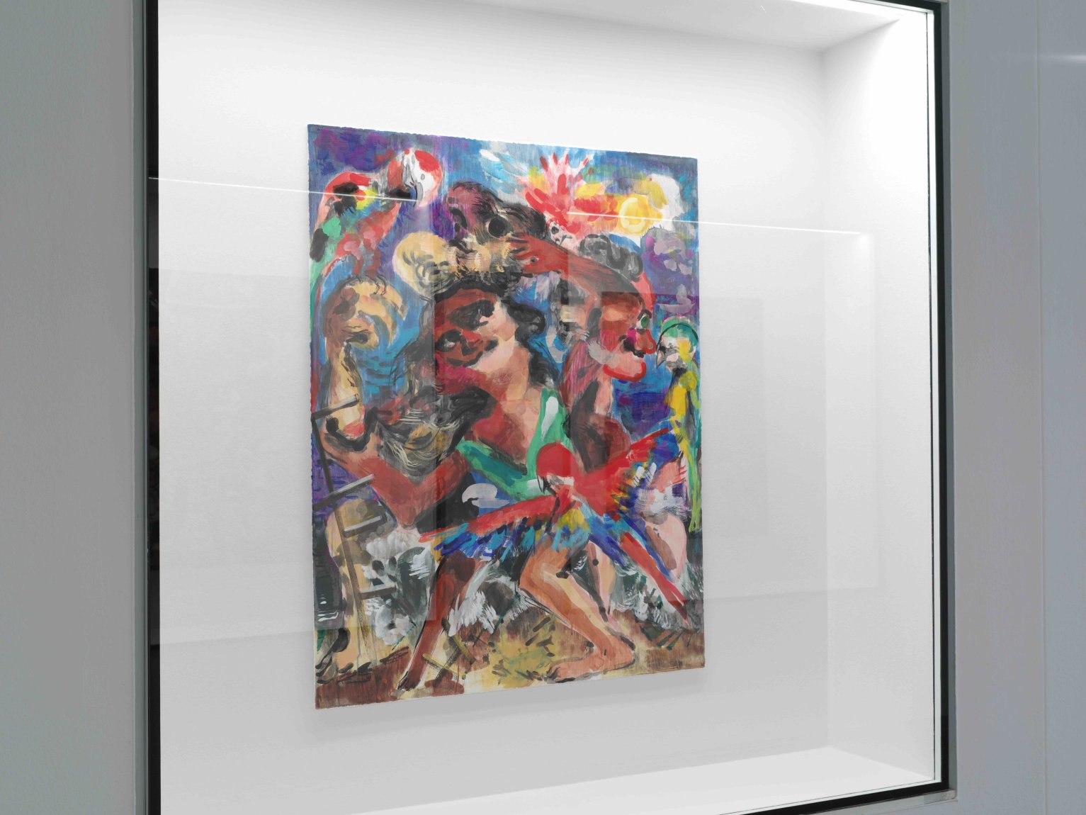 Installationsansicht: farbintensives figürliches Gemälde mit Papageien, einzeln in weißer Vitrine.