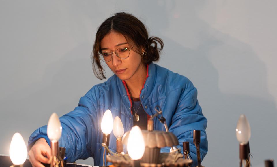 Lydia Ourahmane in ihrer Ausstellung "Barzakh" in der Kunsthalle Basel