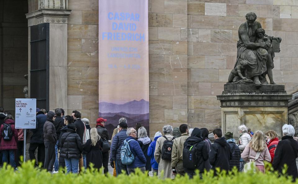 Besucher stehen vor der Alten Nationalgalerie in Berlin an, um die Ausstellung "Caspar David Friedrich. Unendliche Landschaften“ anzuschauen