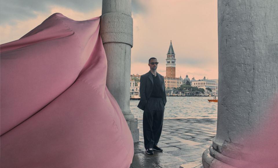Andrés Reisinger vor seiner physischen Installation für Golden Goose in Venedig 