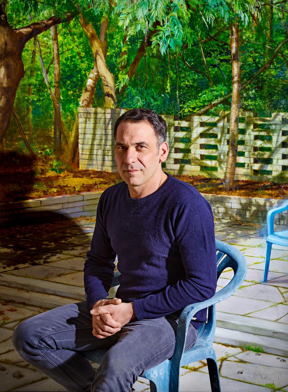 Christian Thoelke vor seinem Werk "Idylle"