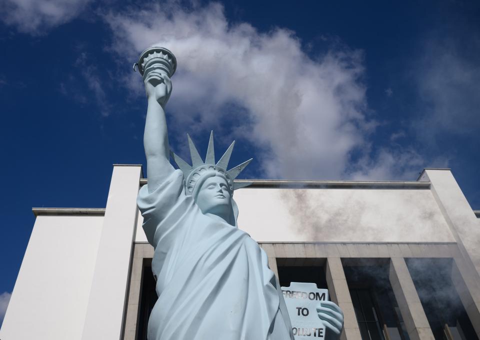 Wie bleibt die Kultur frei? Die Skulptur "Freedom to Pollute" des dänischen Künstlers Jens Galschiøt Anfang April vor dem Deutschen Hygiene-Museum Dresden