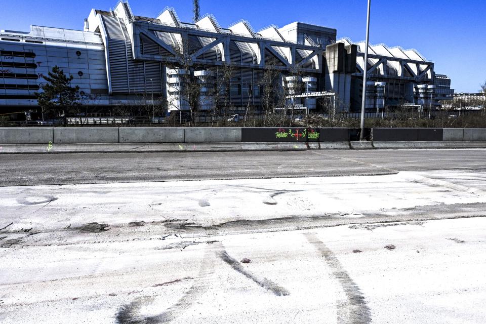 Alles bröckelt: Die marode A100-Brücke im Berliner Westen vor dem Abriss, im Hintergrund das ikonische, aber auch leere ICC