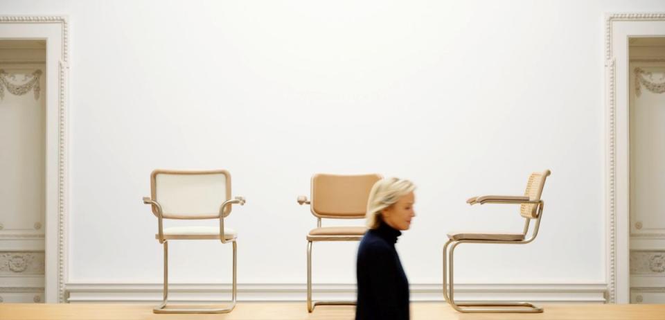 Jil Sander vor dem von ihr gestalteten Freischwinger S 64 von Marcel Breuer