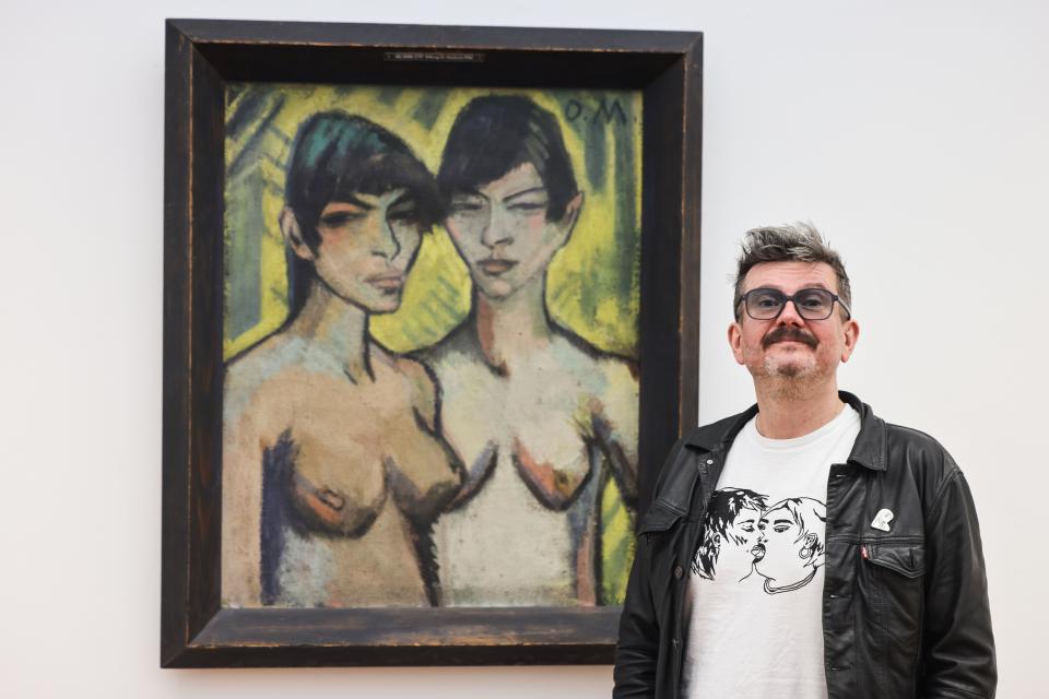 Der französische Karikaturist Luz steht bei der Vorstellung seines Comics "Zwei weibliche Halbakte" vor dem gleichnamigen Bild im Museum Ludwig