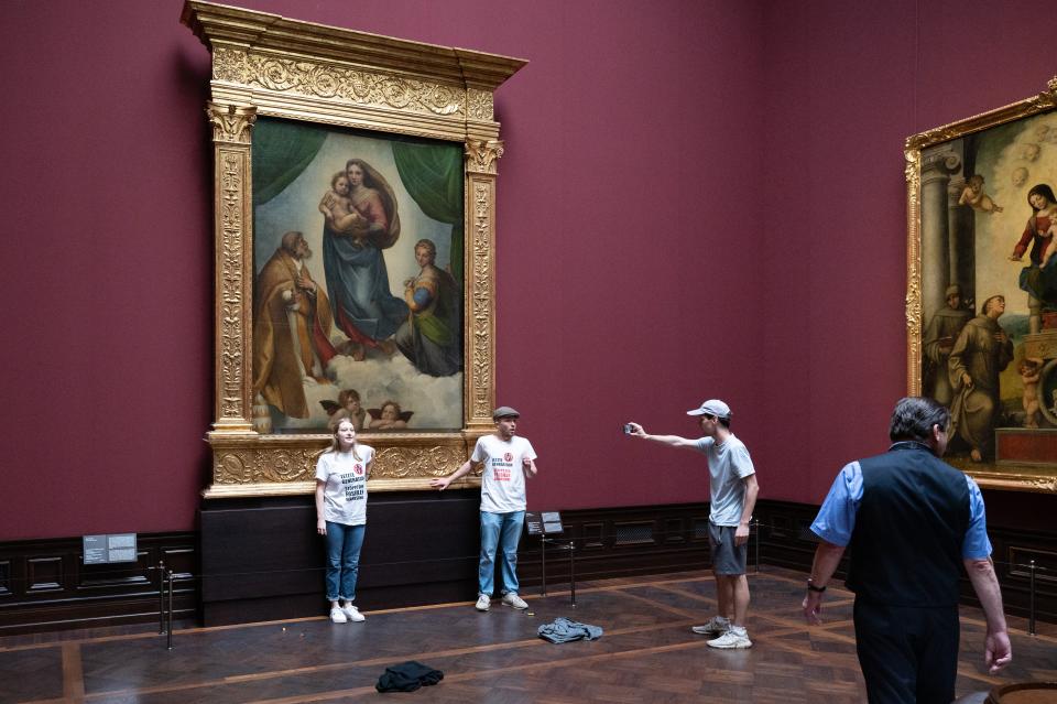 Zwei Umweltaktivisten der Gruppe "Letzte Generation" klebten sich im August 2022 in der Gemäldegalerie Alte Meister an das Gemälde "Sixtinische Madonna" von Raffael