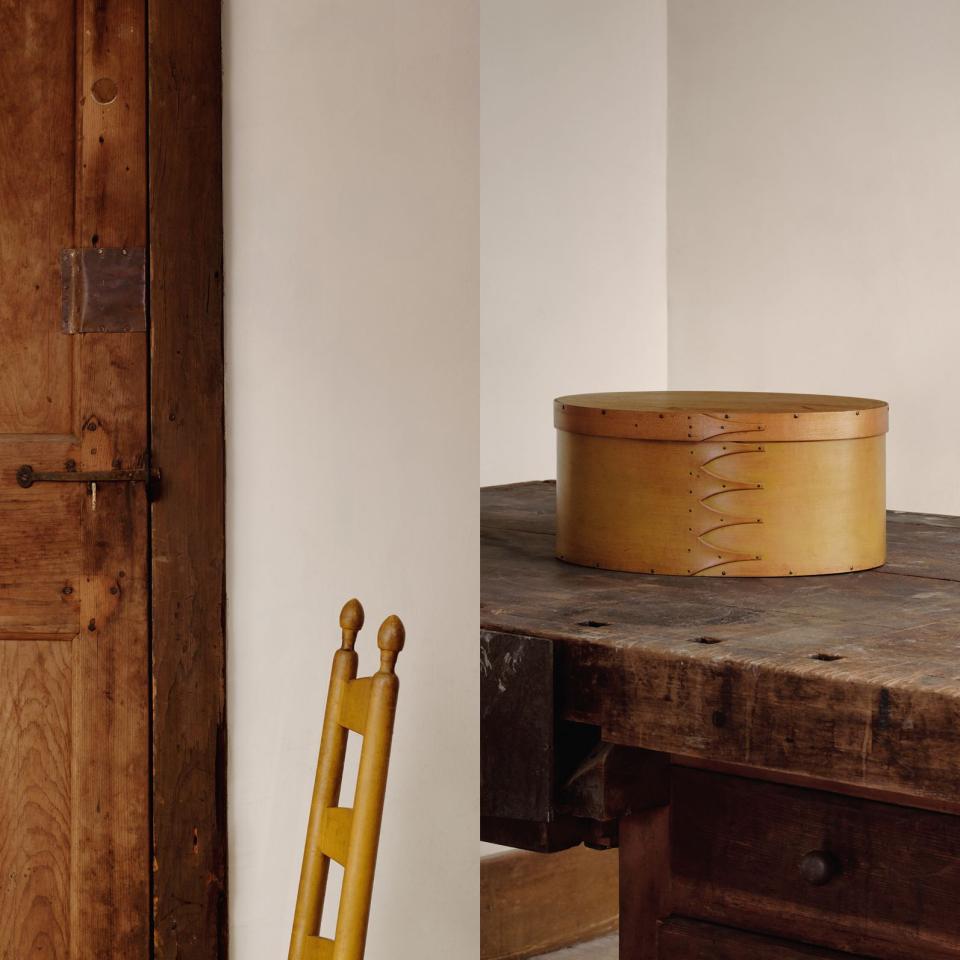 Stuhl mit Kippmechanismus, Mount Lebanon, New York, um 1850; Ovale Spanschachtel auf einer Schreinerwerkbank, New Lebanon, New York, 2024