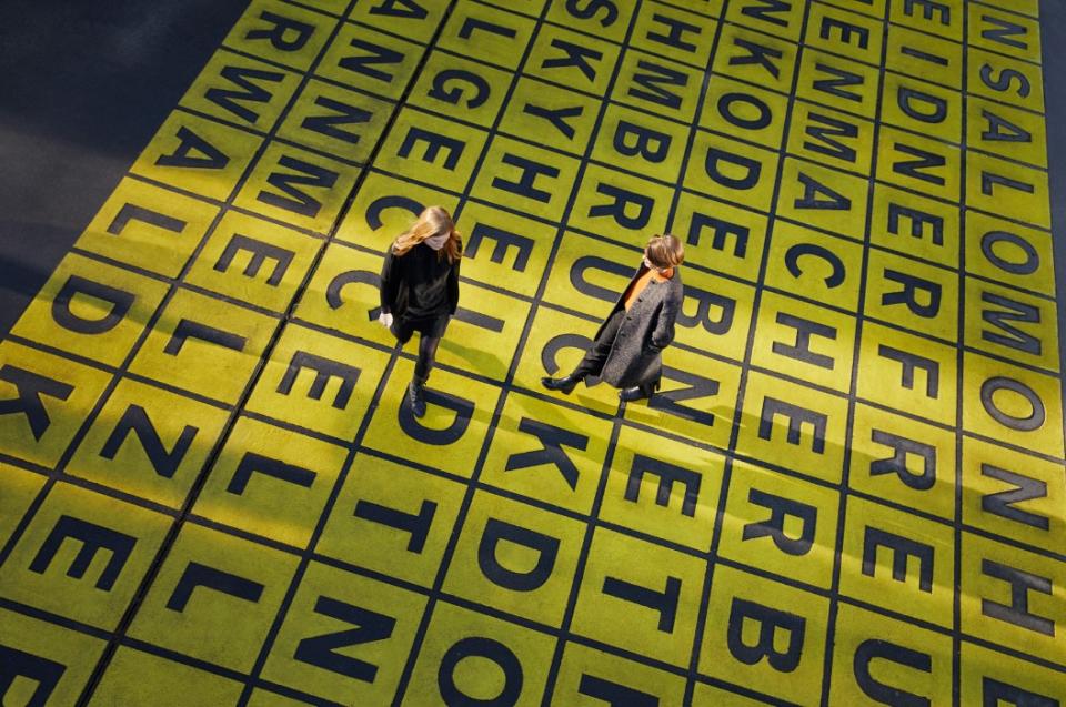 Aus den Ausstellungstiteln ist die Fantasie verschwunden – geblieben ist Exaktheit: Das Kunstwerk "Markierung Glaslager" (2003/2004) von Kuehn Malvezzi vor der Berlinischen Galerie, ein Museum, das viele seiner Ausstellungen ganz nüchtern benennt