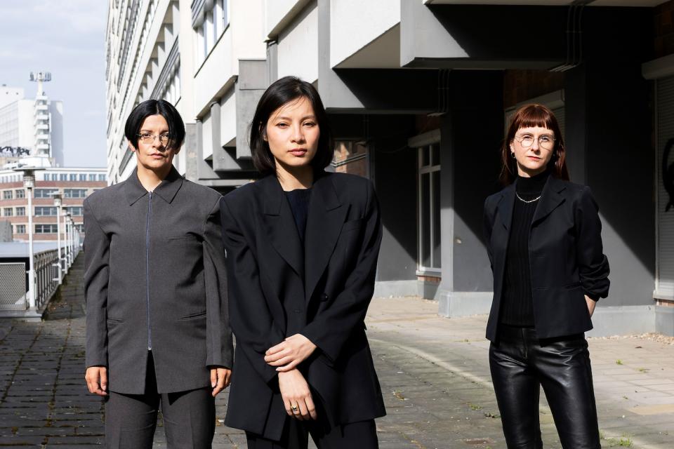 Die Künstlerinnen Henrike Naumann (l-r) und Sung Tieu neben der Kuratorin Kathleen Reinhardt