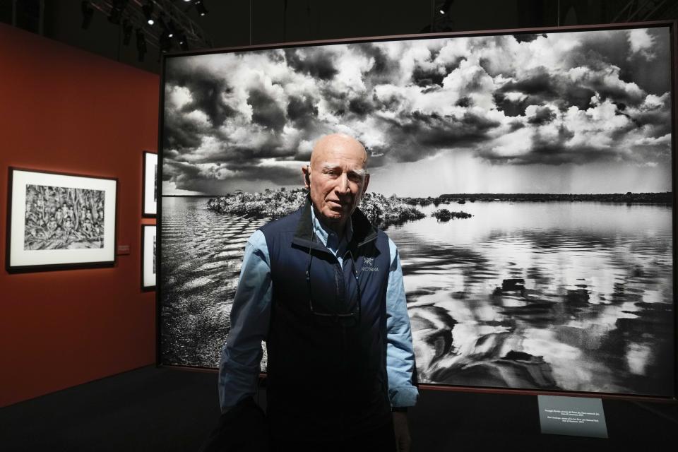 Der brasilianische Fotograf Sebastião Salgado vor einem Bild seiner Ausstellung "Amazonia" 2023 in Mailand