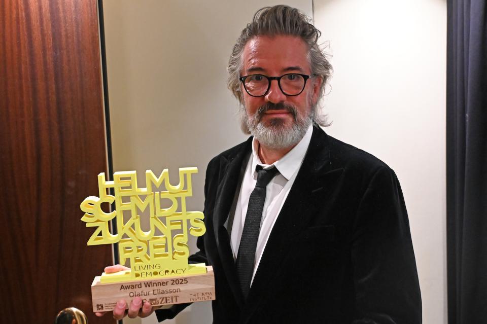 Olafur Eliasson mit den Helmut-Schmidt-Zukunftspreis im Hamburger Thalia Theater