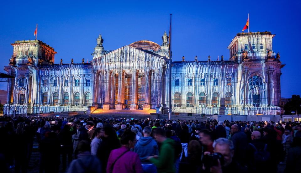 Digitaler Kunst-Zombie: 30 Jahre nach seiner Verhüllung durch Christo & Jeanne Claude wird das Reichstagsgebäude nach dem damaligen Vorbild angestrahlt