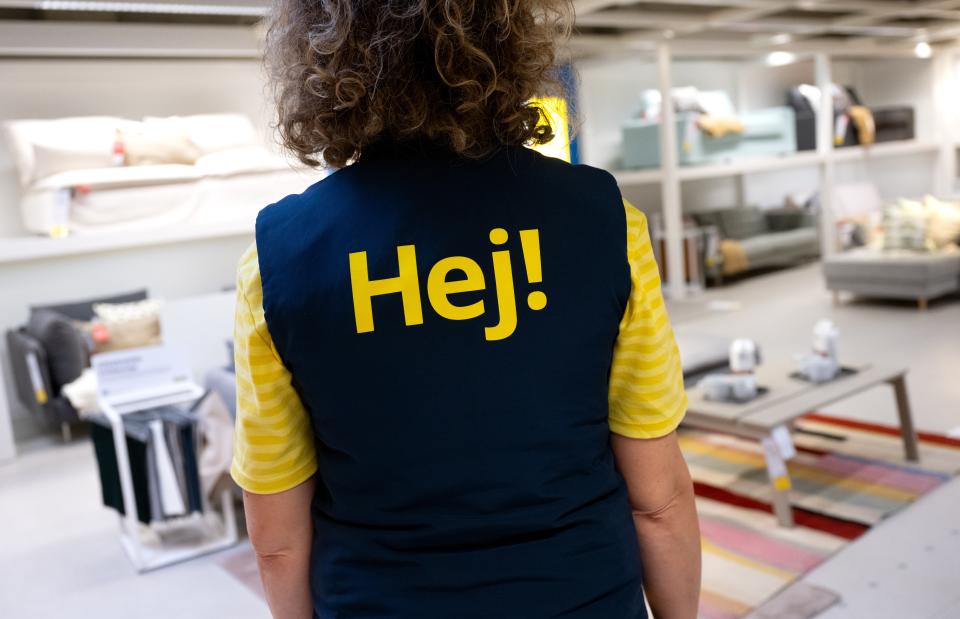 Eine nette Ansprache macht noch kein gutes Produkt: Ist das Möbelhaus Ikea (hier eine Mitarbeiterin in Eching, Bayern) Teil des Problems oder der Lösung bei der "Verkrempelung der Welt"?