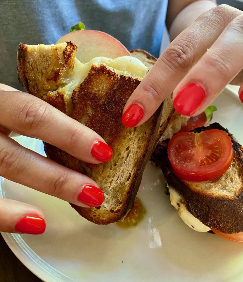 Nur mit Fingern essen!