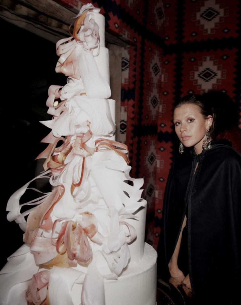 Sophia Stolz mit ihrer Tortenkreation für das russische Model Kristina Romanova in der Agafay-Wüste (Marokko)