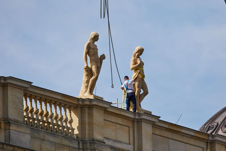 Installation der Balustradenfiguren auf dem Humboldt Forum, 2025