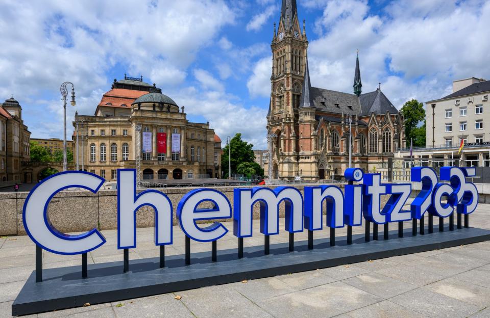 "Chemnitz 2025"-Schriftzug am Theaterplatz 