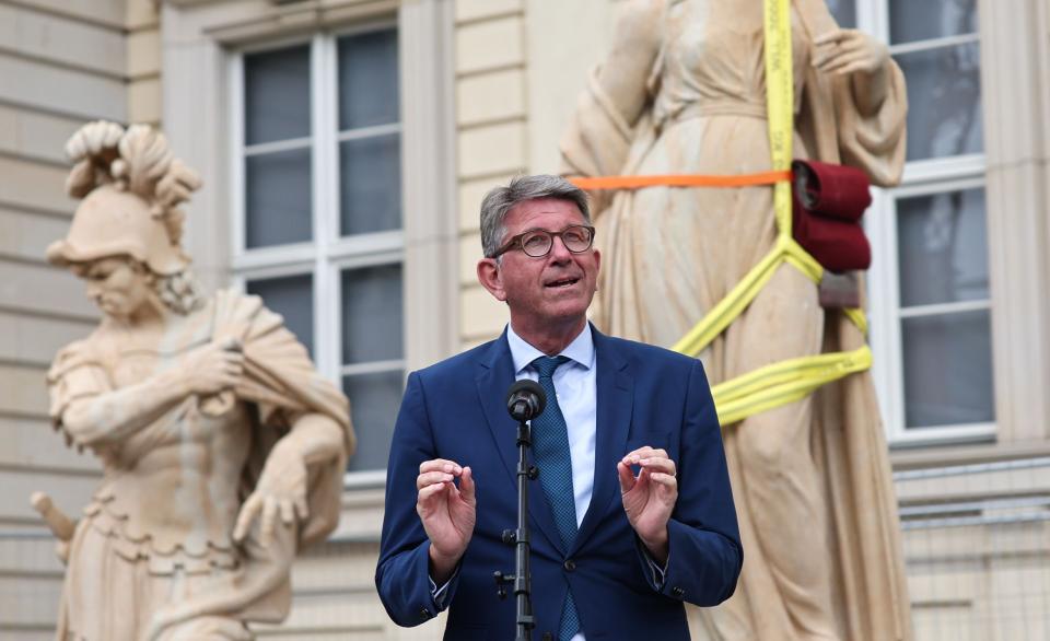 Kulturstaatsminister Wolfram Weimer vor dem Humboldt Forum, 2025