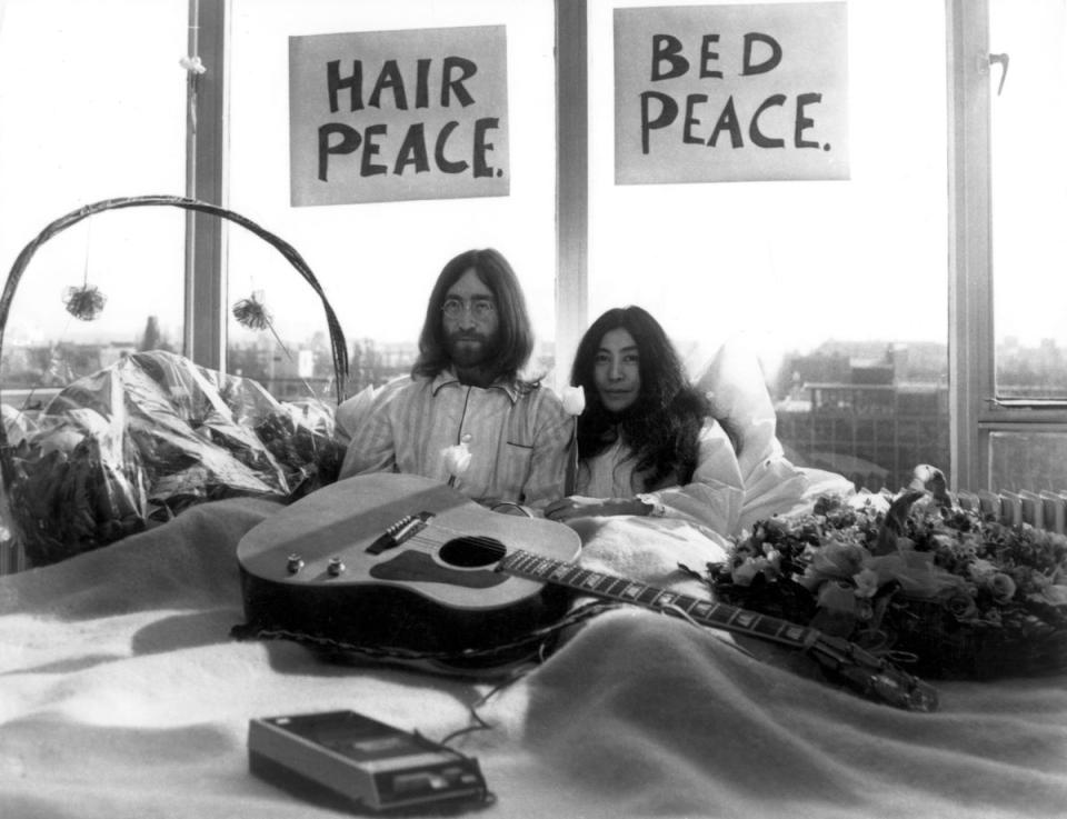 John Lennon und Yoko Ono bei ihrer einwöchigen Demonstration für den Frieden im Hilton Hotel, Amsterdam