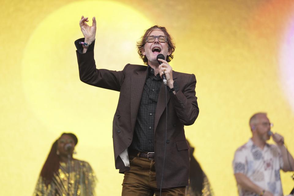 30 Jahre später immer noch aktuell: Die Band Pulp mit ihrem Sänger Jarvis Cocker spielten "Common People" beim Glastonbury Festival 2025