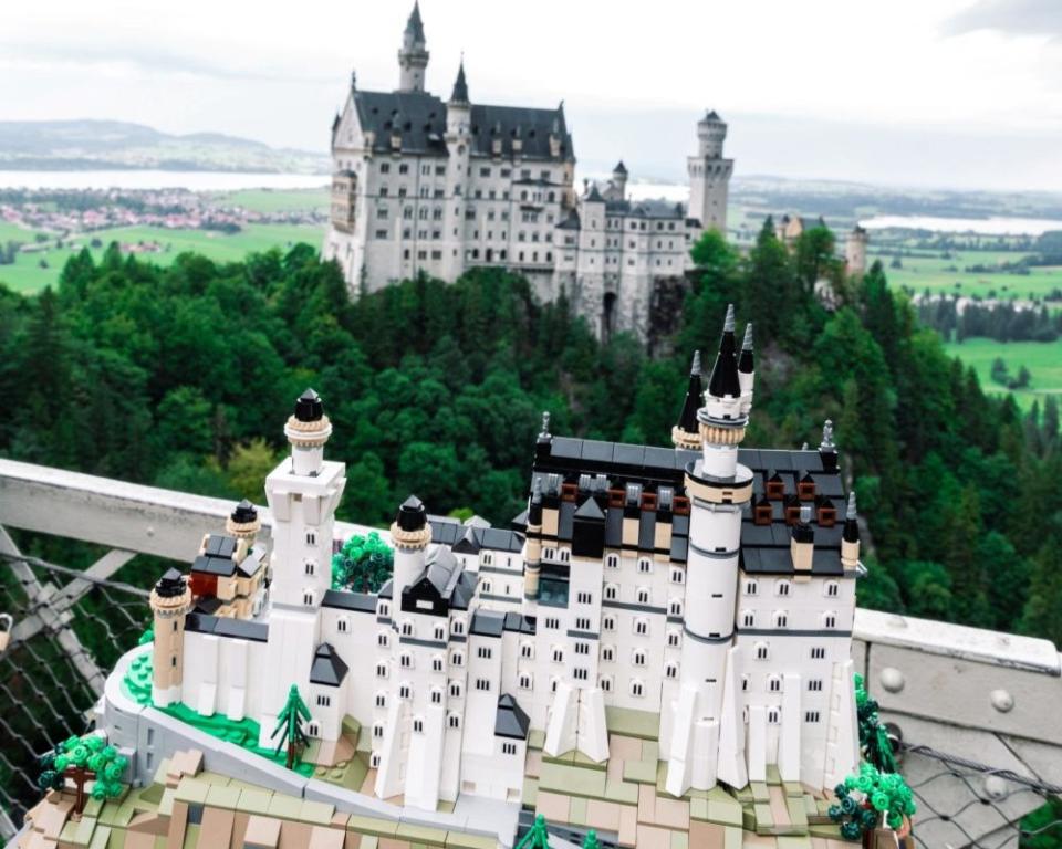 Schloss Neuschwanstein als LEGO-Miniatur vor dem Bauwerk